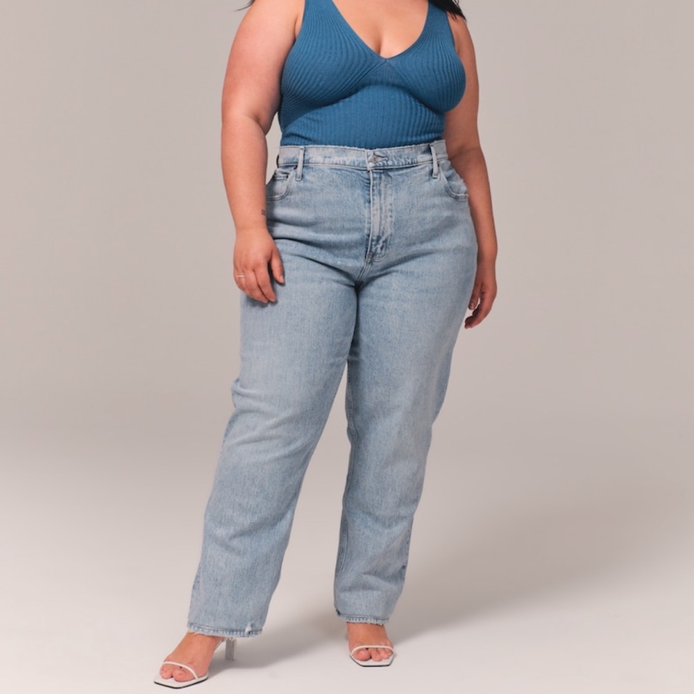 Abercrombie curve love ultra high rise 90s straight jean - size 32S - light wash